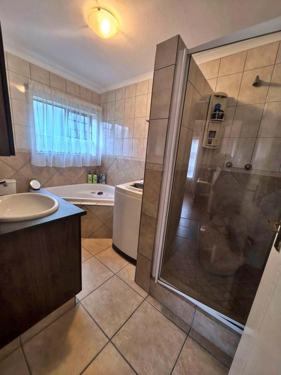5 Bedroom Property for Sale in Reebok Western Cape